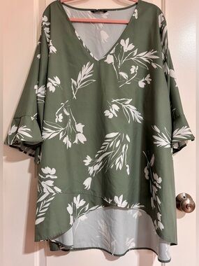 💚 BloomChic Sage Green and White Floral Top